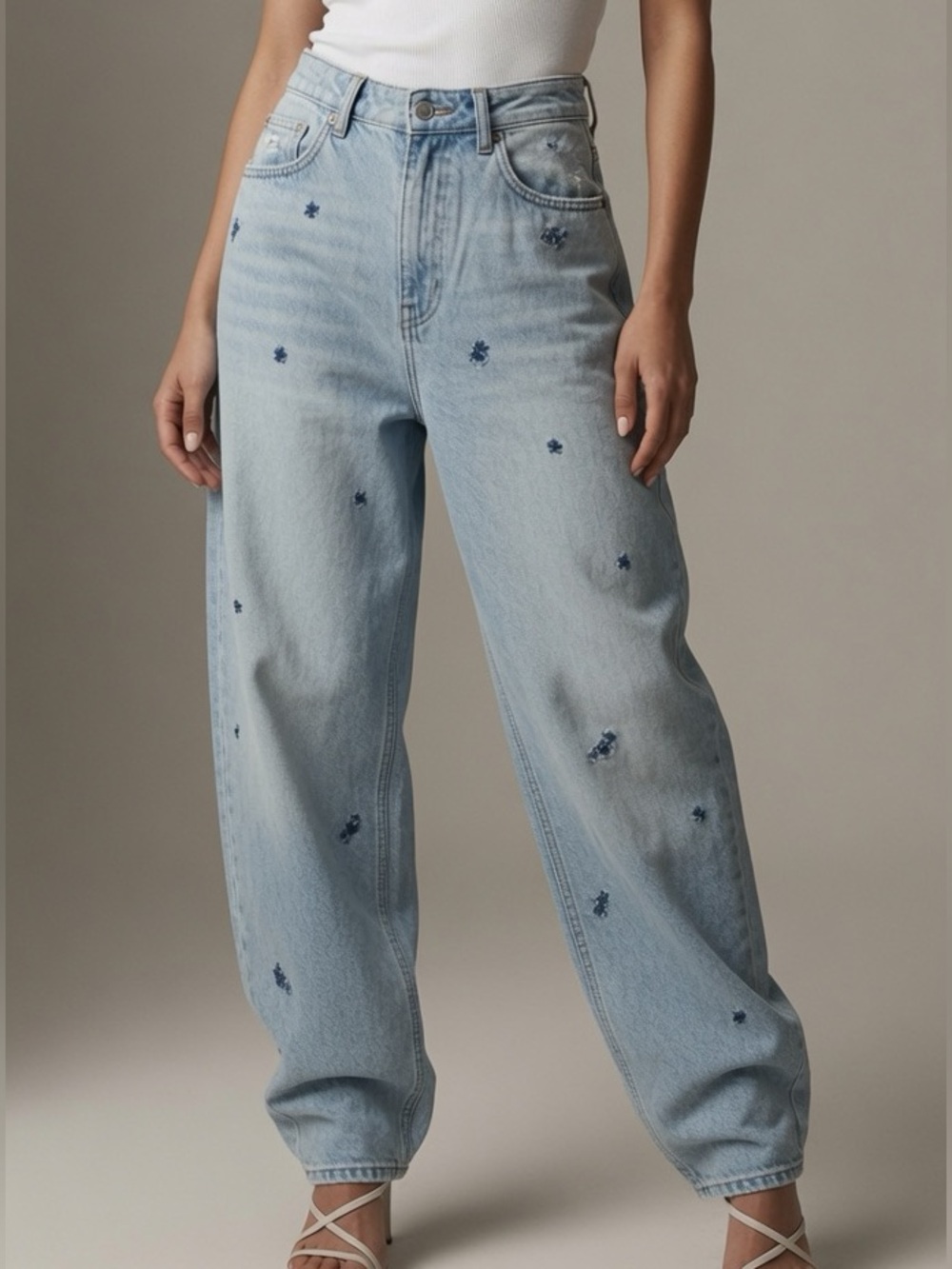 American Eagle size 6 light Blue Distressed Women’s Jeans embroidered flowers